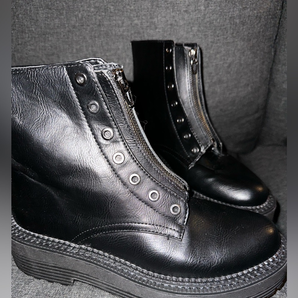 Bershka chunky zip front boot In black Women size 8